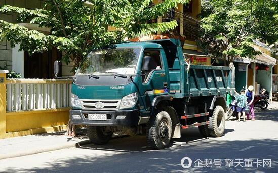 越南的道路条件也并不差,但是路上还是有许多四驱的轻卡自卸车,这也是