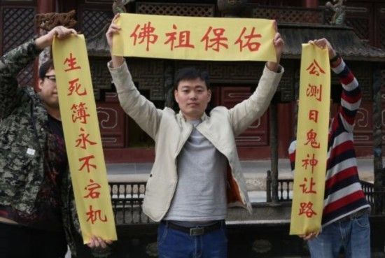 两名法师为服务器机组贴符,保佑其永不宕机.