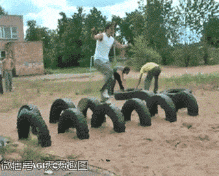 看着都疼,运动神经不发达就别作死嘛