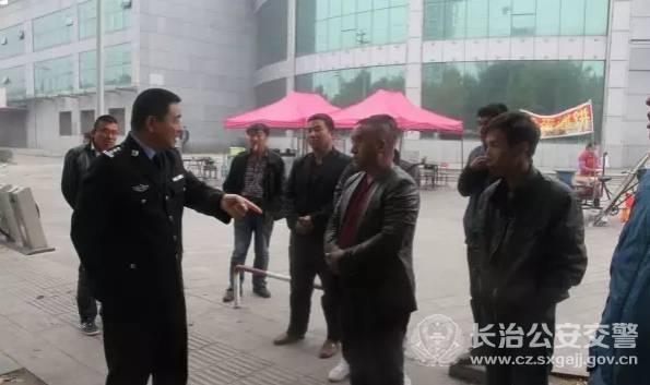 长治交警:襄垣县交警大队 对"违停"坚决说不!