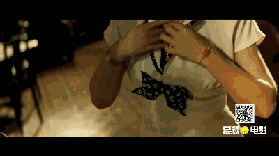 线索二:穿衣打扮准备出门的玛莲娜 镜头拍摄女主人公的局部,正在穿衣