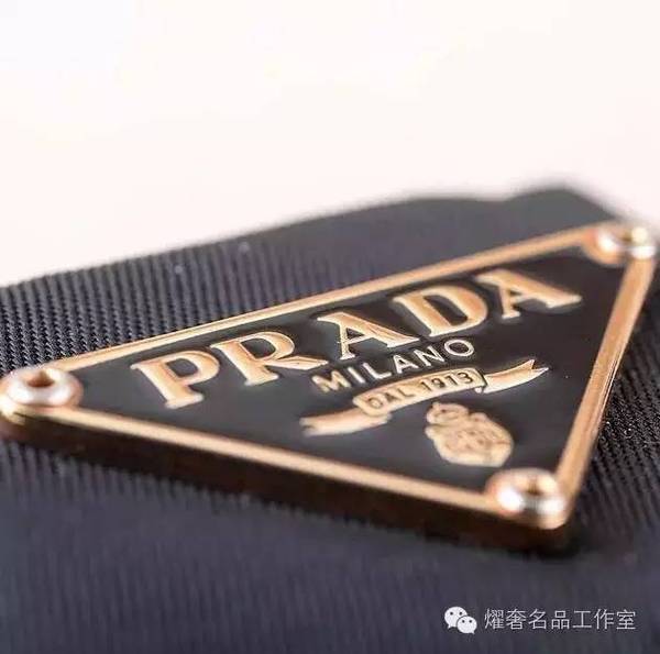 prada的真品内标也是和三角标一样手工制作而成,有着一定的凹凸感.