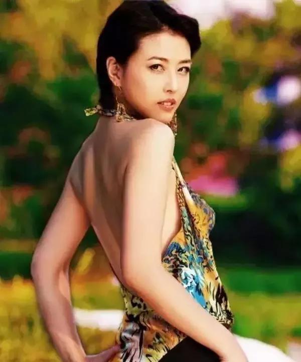 但对于选美比赛来说,周海媚简直格格不入.人家都是仪态万千,准备充分.