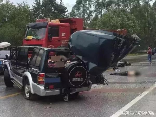 南京绕城公路玉兰路隧道发生4车追尾事故(2辆渣土车中间夹了2辆小