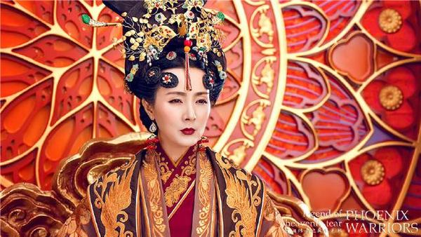 《凤凰无双》又名《天泪传奇之凤凰无双》,由唐季礼监制,王丽坤、郑元畅、丁子峻、何建泽、何彦霓、张晓龙、白冰、吕星辰、纪宁、熊乃瑾、夏铭浩、母其弥雅、李政阳、刘美含等主演的古装玄幻电视剧。根据冰蓝纱的小说《美人谋:妖后无双》改编,讲述北齐世家千金缪芊芊,举家被身为相国的夫君顾清鸿谋害,后被梁国睿王萧凤青所救,以聂无双名字重生的故事。 北齐世家千金缪芊芊(王丽坤饰),举家被身为相国的夫君顾清鸿(张晓龙饰)谋害,后被梁国睿王萧凤青所救,以聂无双(王丽坤饰)名字重生。梁王萧凤溟(丁子峻饰)为化解爱弟心结,将聂无双