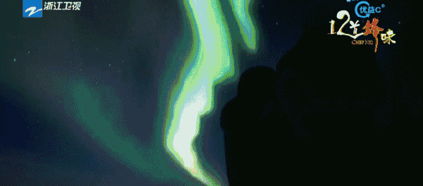 科学的解释是这样的,北极光是因为太阳风暴引起的带电粒子与大气中的