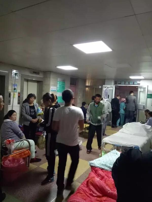 临沂市人民医院孕妇床位已排到了电梯口