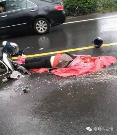泰州姜溱河大桥东侧,一电动车驾驶员脑袋和上肢被压扁,现场血腥!