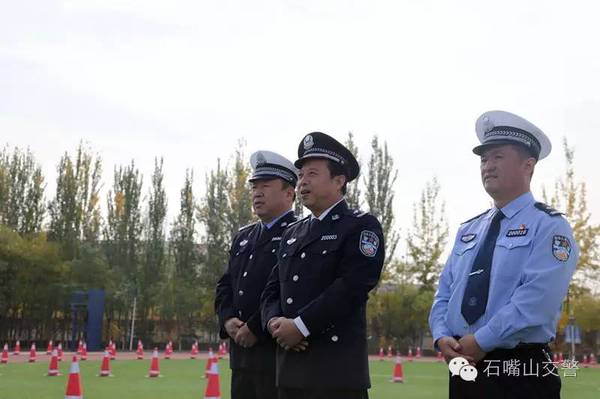 石嘴山市公安局党委委员,副局长牛武鼓励交警分局全体参赛民警,协警