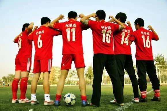踢足球的男生你喜欢吗,踢足球的男生你喜欢吗英文