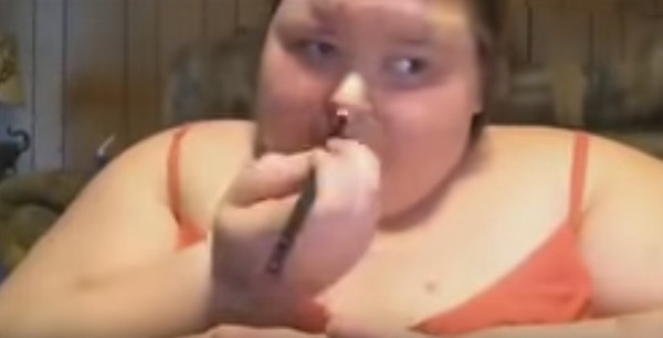 350多斤大胖女人化妆,这张脸得用多少化妆品呀!