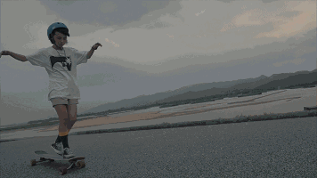 成都19岁美少女,踏着长板破风而行