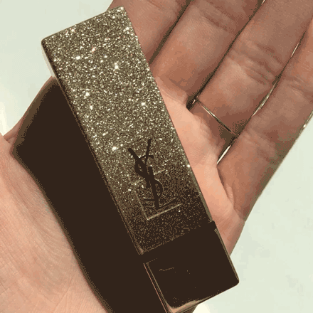 怎么说呢就是个金光闪闪的圣诞限量的新款唇膏,闪闪的bulingbuling