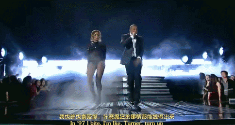 ▼billboard 颁奖礼献唱「run the world」,动用酷炫的 3d 特效,仅凭