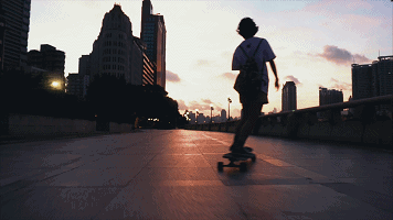 仿佛脚下的长板已成为了她生命中不可割舍的一部分,而她的每一个动作