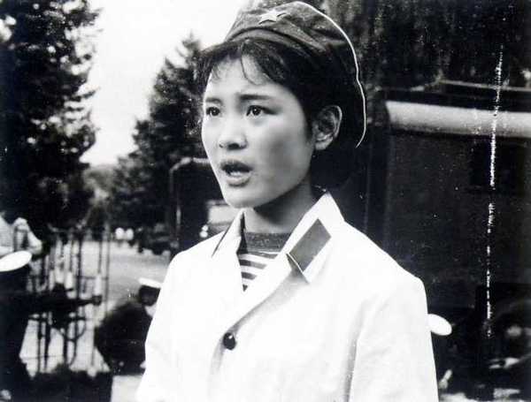 1979年,陈冲和唐国强合作主演电影《小花》.