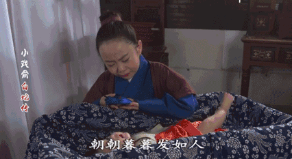 许仙拿着白素贞留下来的发丝,睹物思人,这一段哭戏的内心表现,婆婆毫