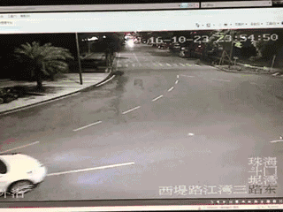 斗门交警大队接到事故报警,西堤路发生一宗小客车撞摩托车的交通事故
