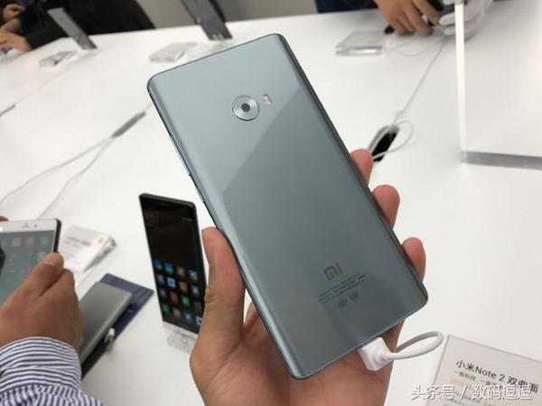 小米note2冰川银手机背部