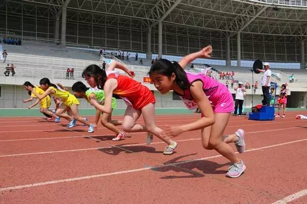 2016年4月阜阳市中小学生田径运动会,运动员准备起跑