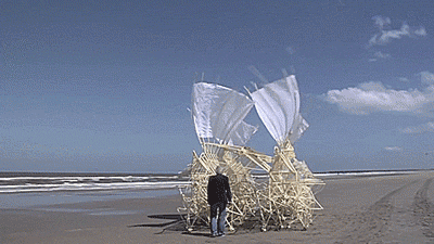这种近乎传说的工具进行了神还原,他给自己的巨兽起名 strandbeest