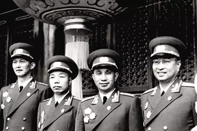 "延安最近给匪首肖华送来一个美人,此人经过特种谍报训练,能飞身上马