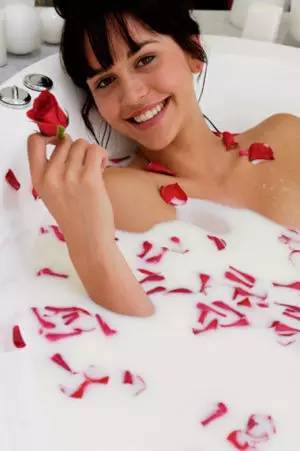 10个洗澡步骤 洗澡也能洗出大咪咪!