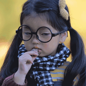 反正咔爸已经看了,不仅如此,还被阿拉蕾这个暖心的移动表情包实力圈粉