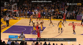 其中有一球难度极大,空中折叠的动作更是有几分科比的味道.