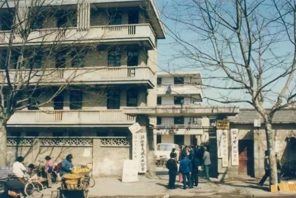 如今在旧照片里 倘若一幅幅电影画面 ▲ 小市口镇江粮行 那时候的人们