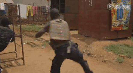 他最喜欢的电影是《猛龙过江》.