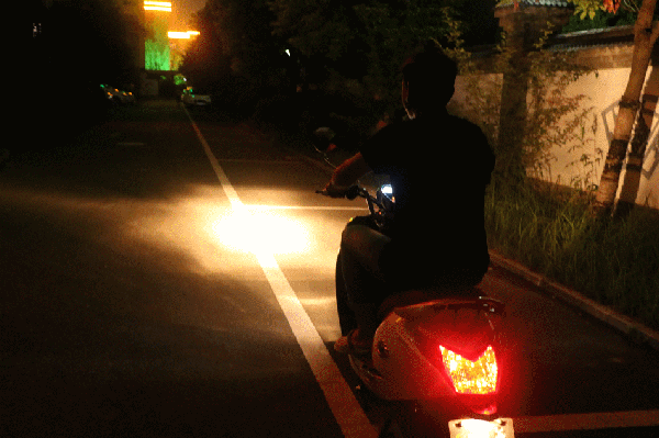 通过夜间实际测试发现,虽说璀璨大灯外观非常的炫丽,但是灯光照射的