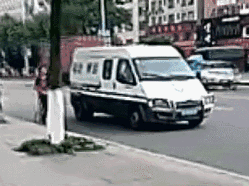 附近多位目击者称,该男子用砖头追打运钞车,追了几百米后被押运员开枪