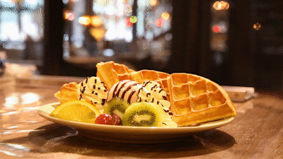 待华夫饼的外层微微焦脆, 内里软嫩,即可出品.