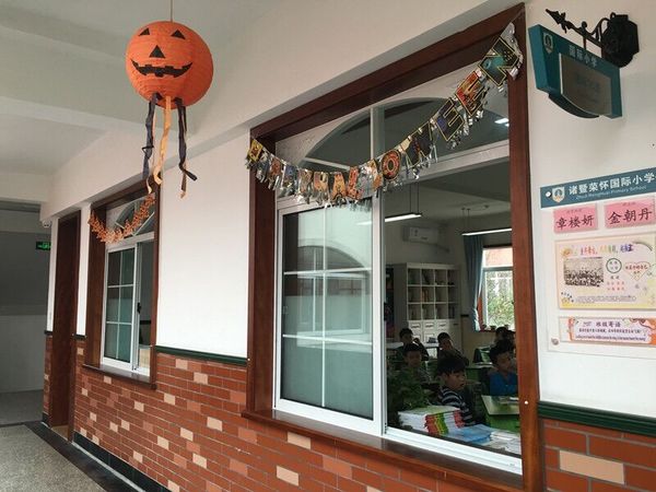 浙江诸暨荣怀国际学校荣怀国际小学特举办"万圣节"活动,学校走廊上