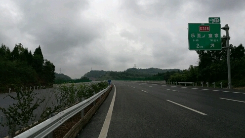 渝蓉高速公路四川段于2009年开工,据2015年10月四川省人民政府门户网