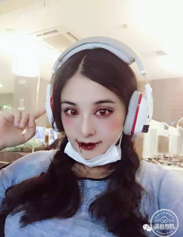 不少明星也在微博晒出万圣节恐怖妆容,准妈妈baby扎着双马尾变身鬼