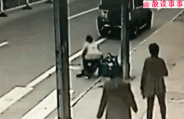 令人发指!小孩过马路被撞倒 车主莫名二次碾压