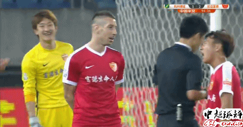 马宁已经尽力 绿城禁区外被犯规竟获点球!