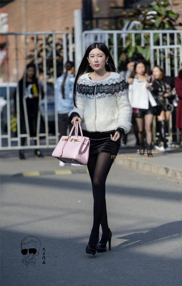 街拍:合肥黑丝长袜女神,高跟鞋彰显美女妖娆魅力-时尚频道-手机搜狐