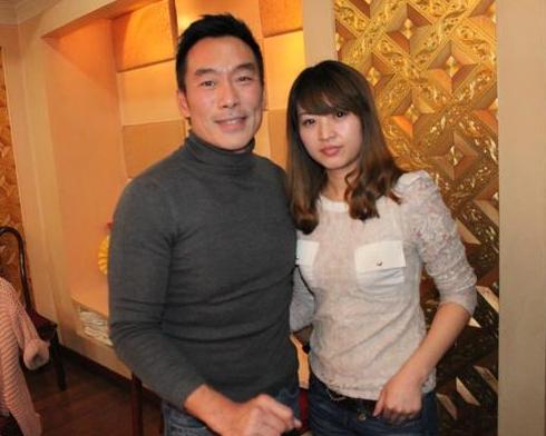 郑浩南现任的妻子很漂亮,被他的男人魅力所迷住了