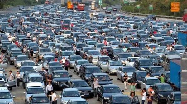 国庆长假美女堵车尿急