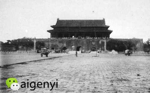 故宫总面积72万平方米,据说有殿宇宫室9999间半.图中是中和门.
