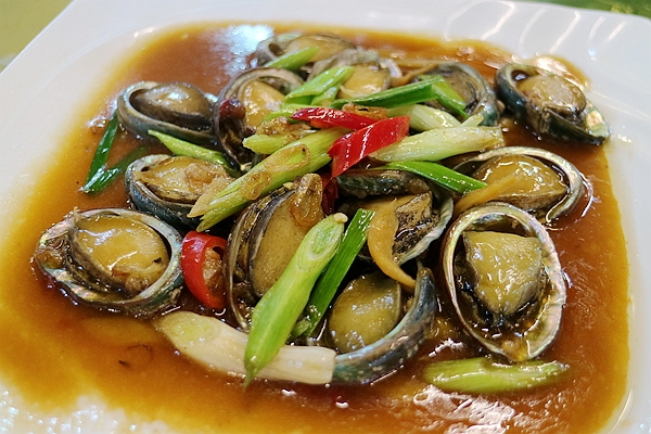 既然是海鲜大排档,就先上几样小海鲜吧:小鲍鱼酱油水(58元),炒油蛤(38