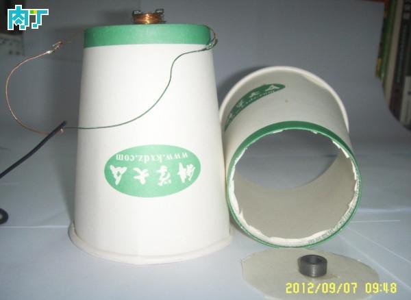 特别注意: 将耳机线插入收音机音频输出孔中,观察是否听到声音;再将磁铁靠近线圈,观察是否听到声音。 仔细观察,看看两种情况下纸杯有什么不同之处,从而体会扬声器的发声原理。 原理解读: 扬声器又称喇叭。是一种十分常用的把电信号转变为声信号的换能器件,在发声的电子电气设备中都能见到它。一般扬声器是由:磁铁、框架、定心支片、模折环锥型纸盆组成的。扬声器的种类繁多,而且价格相差很大。扬声器的性能优劣对音质的影响很大,音频电能通过电磁,压电或静电效应,使其纸盆或膜片振动并与周围的空气产生共振(共鸣)而发出声音。