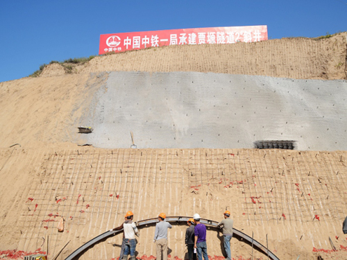 贾塬隧道导向墙施工中,贾塬隧道全长11865.92m,属全管段白控制性工程