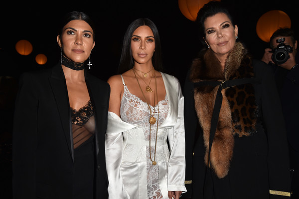 金卡黛珊(kim kardashian)与母亲克里斯·詹娜(kris jenner)合影.