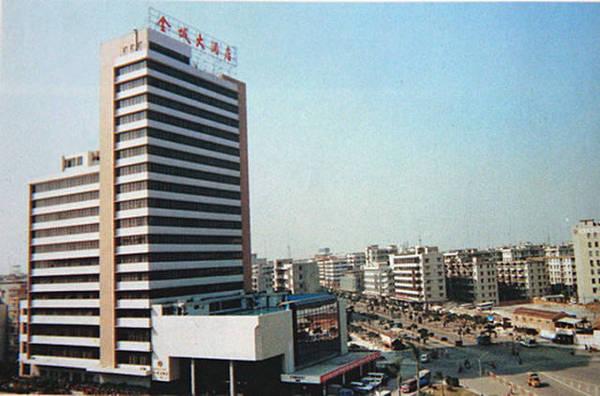 佛山科学馆,1985年8月落成. 金城大酒店,1989年2月建成开业.