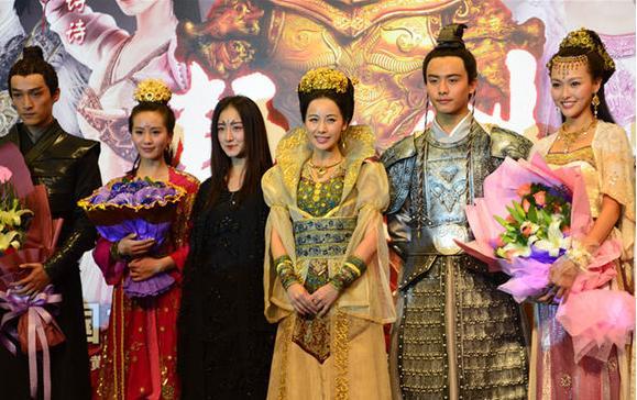 (lg) 可是,《轩辕剑之天之痕》里面她饰演拓跋月儿,是刘诗诗的姐姐