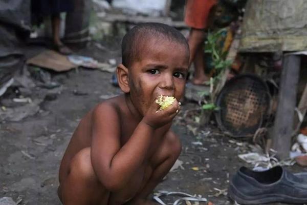 ( 印度gauhati,贫民窟中的孩子正在吃饭)